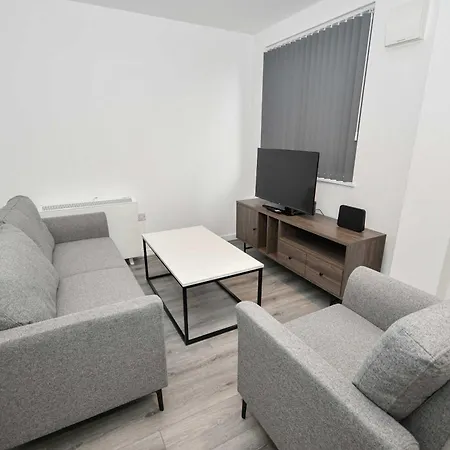 Contemporary 1 Bedroom In Apartment